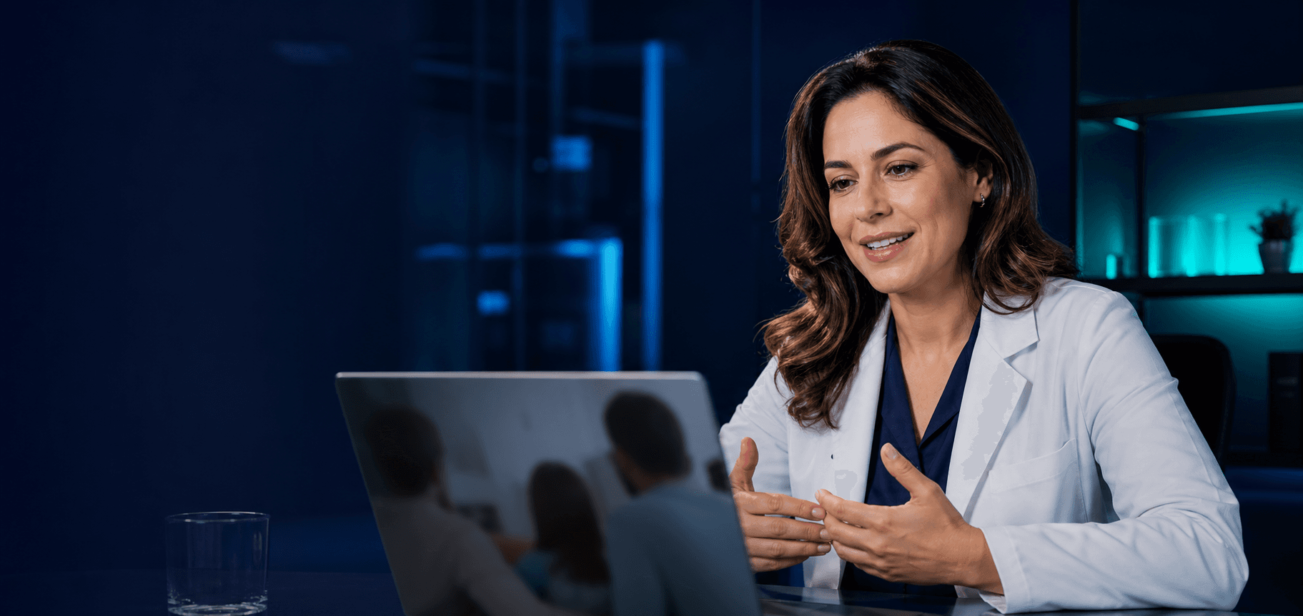 Médica em uma teleconsulta por vídeo